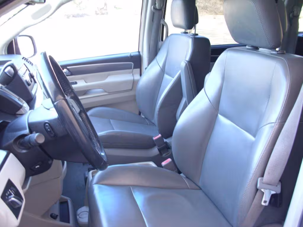 2010 Volkswagen Routan - 2V4RW3D18AR406924 - Image #10