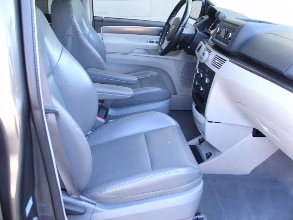 2010 Volkswagen Routan - 2V4RW3D18AR406924 - Image #11