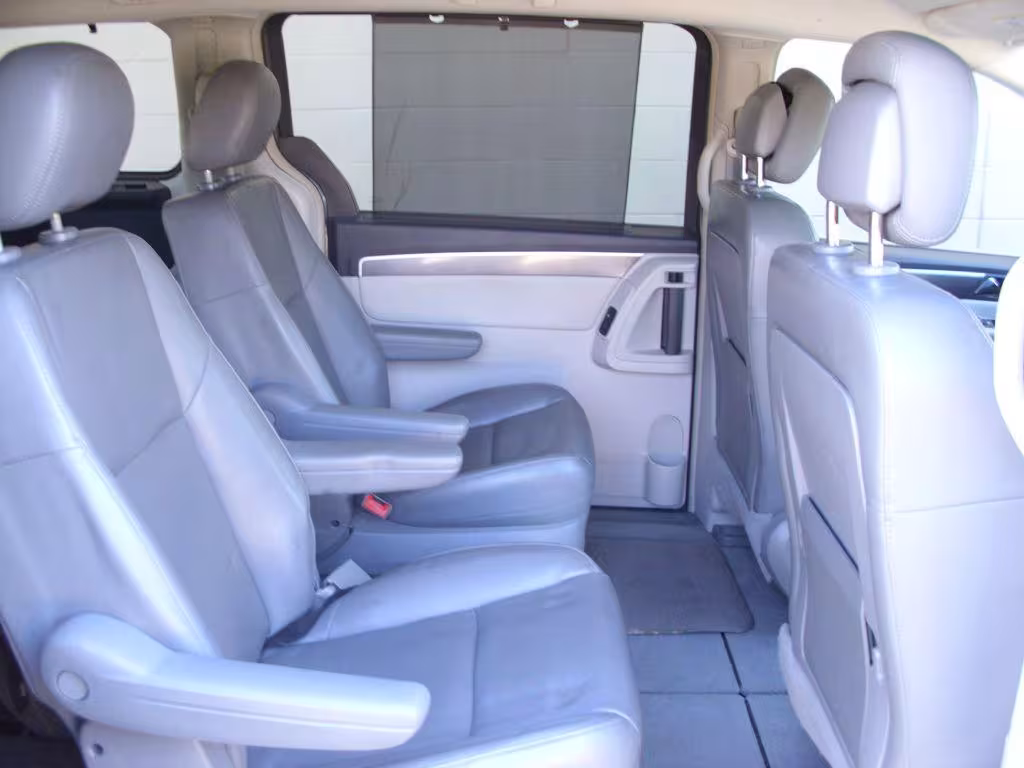 2010 Volkswagen Routan - 2V4RW3D18AR406924 - Image #12