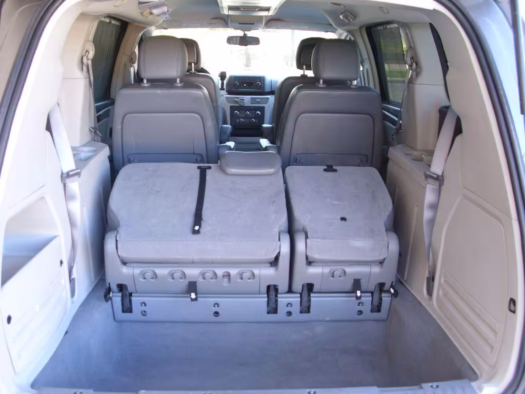 2010 Volkswagen Routan - 2V4RW3D18AR406924 - Image #13