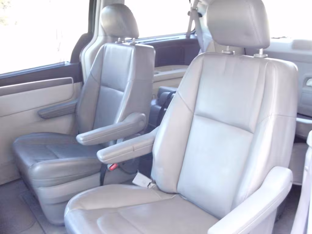 2010 Volkswagen Routan - 2V4RW3D18AR406924 - Image #15