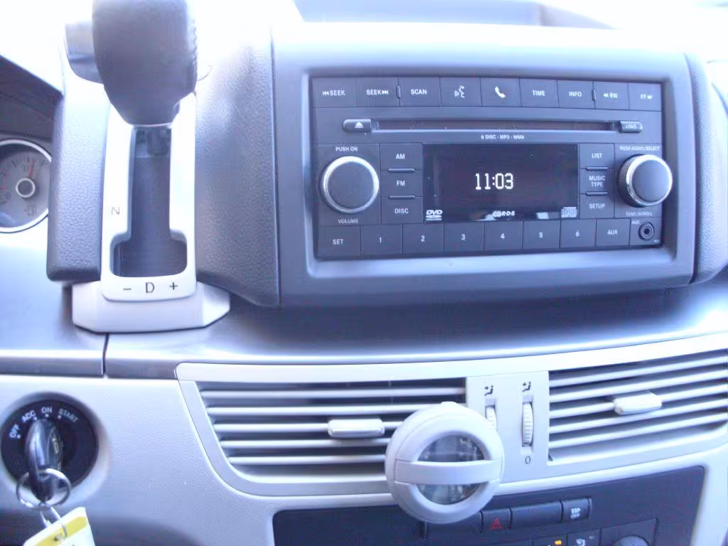 2010 Volkswagen Routan - 2V4RW3D18AR406924 - Image #17