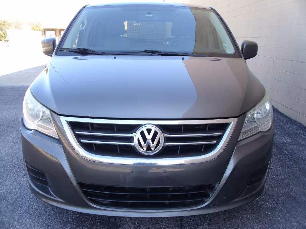2010 Volkswagen Routan - 2V4RW3D18AR406924 - Image #2