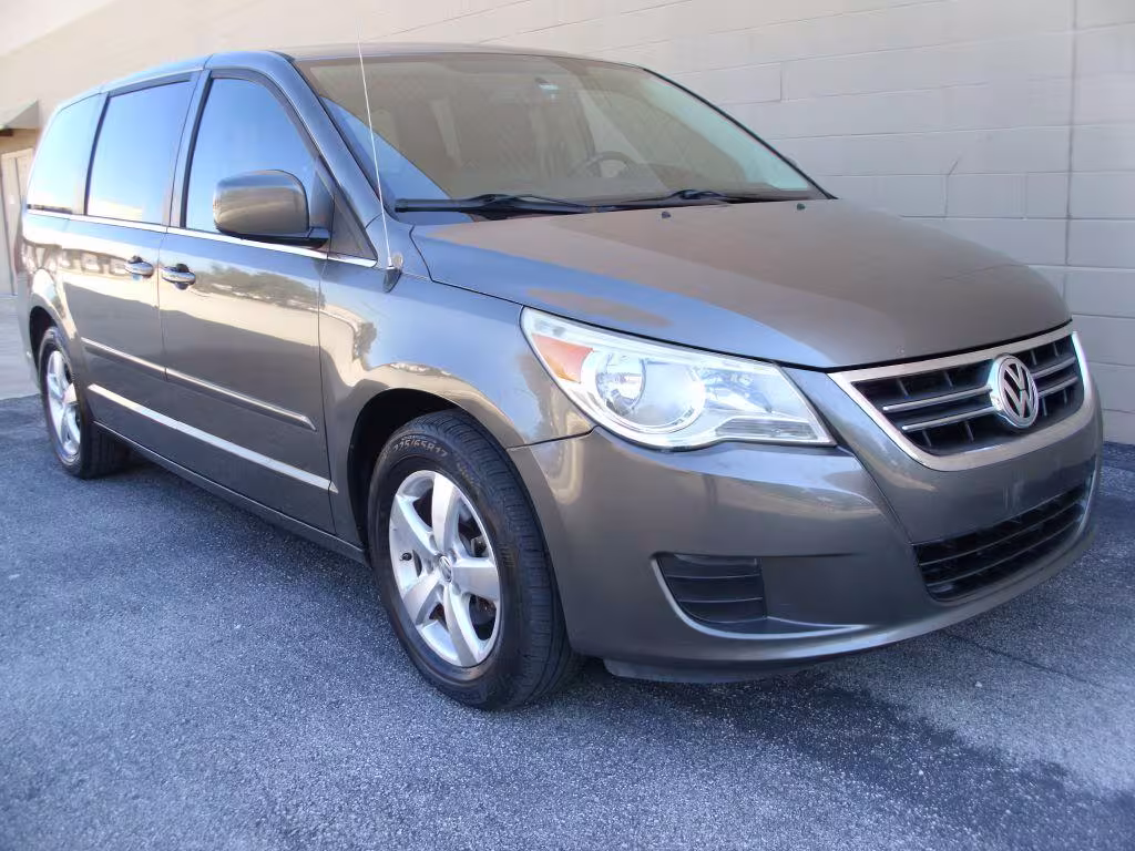 2010 Volkswagen Routan - 2V4RW3D18AR406924 - Image #3