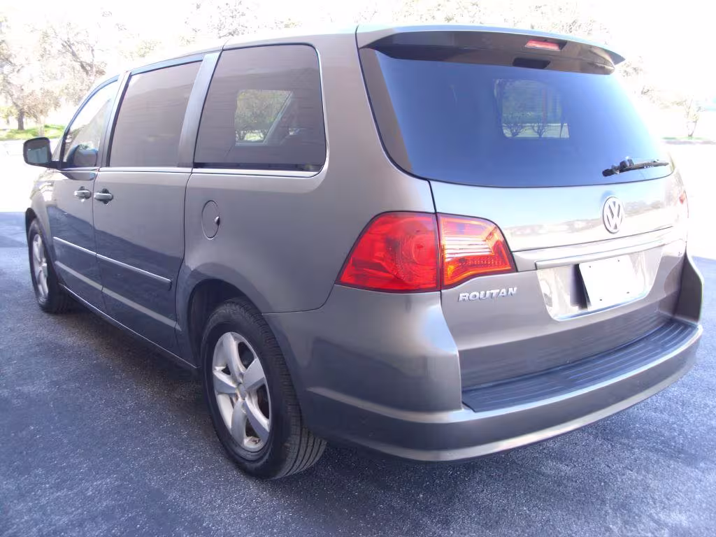 2010 Volkswagen Routan - 2V4RW3D18AR406924 - Image #5