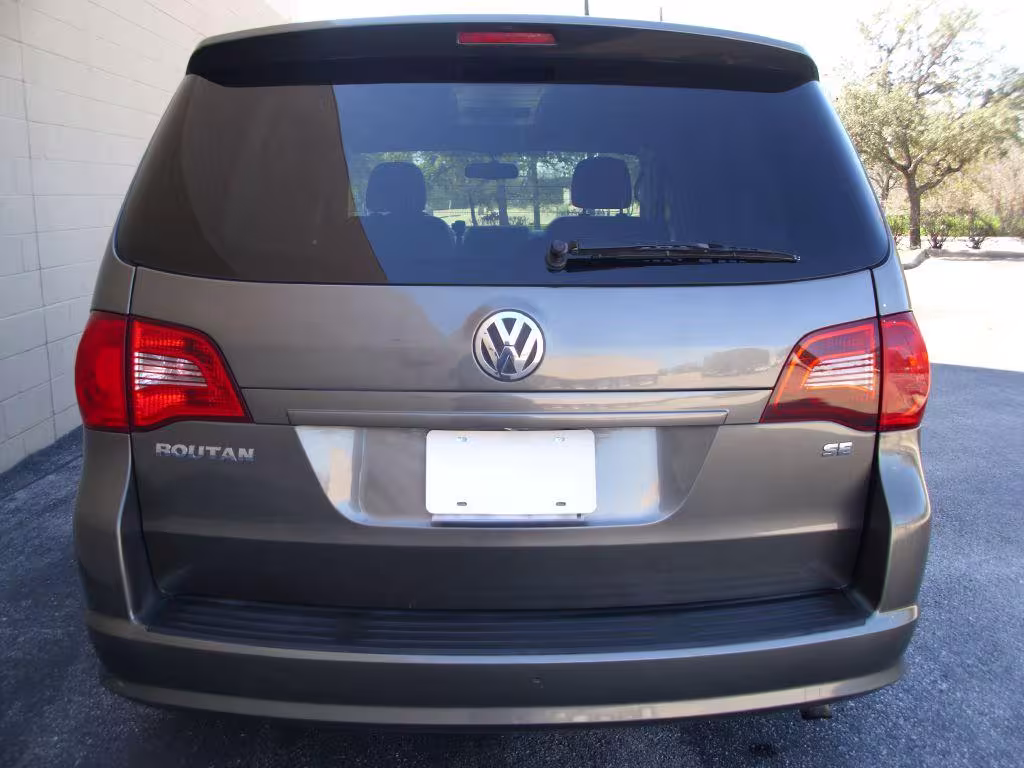 2010 Volkswagen Routan - 2V4RW3D18AR406924 - Image #6