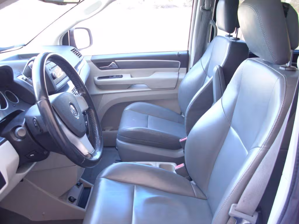 2010 Volkswagen Routan - 2V4RW3D18AR406924 - Image #8