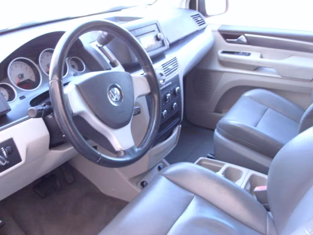 2010 Volkswagen Routan - 2V4RW3D18AR406924 - Image #9