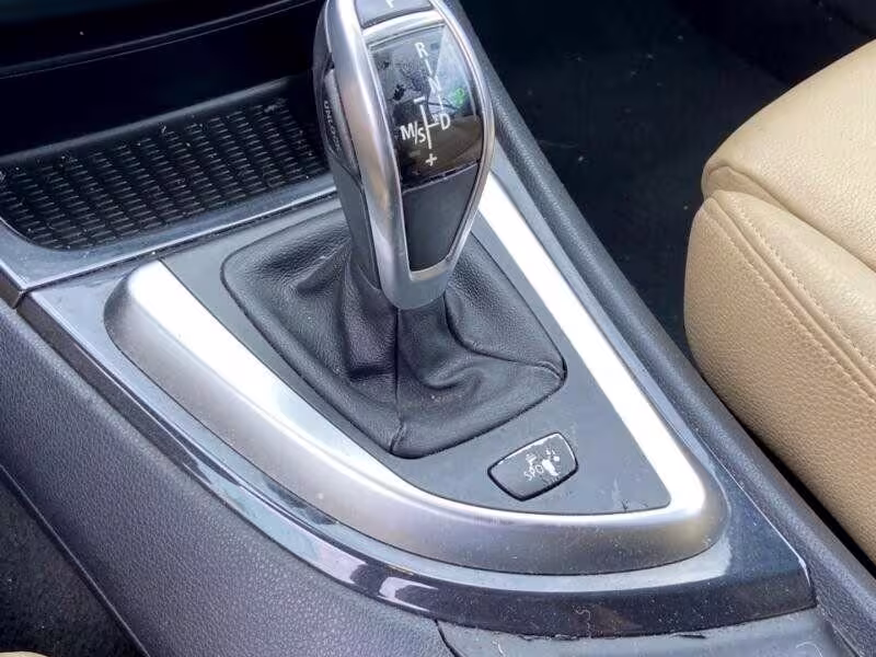 2011 BMW 1-Series - WBAUN7C58BVM24452 - Image #22