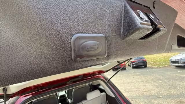 2011 GMC Acadia - 1GKKRRED3BJ109343 - Image #19