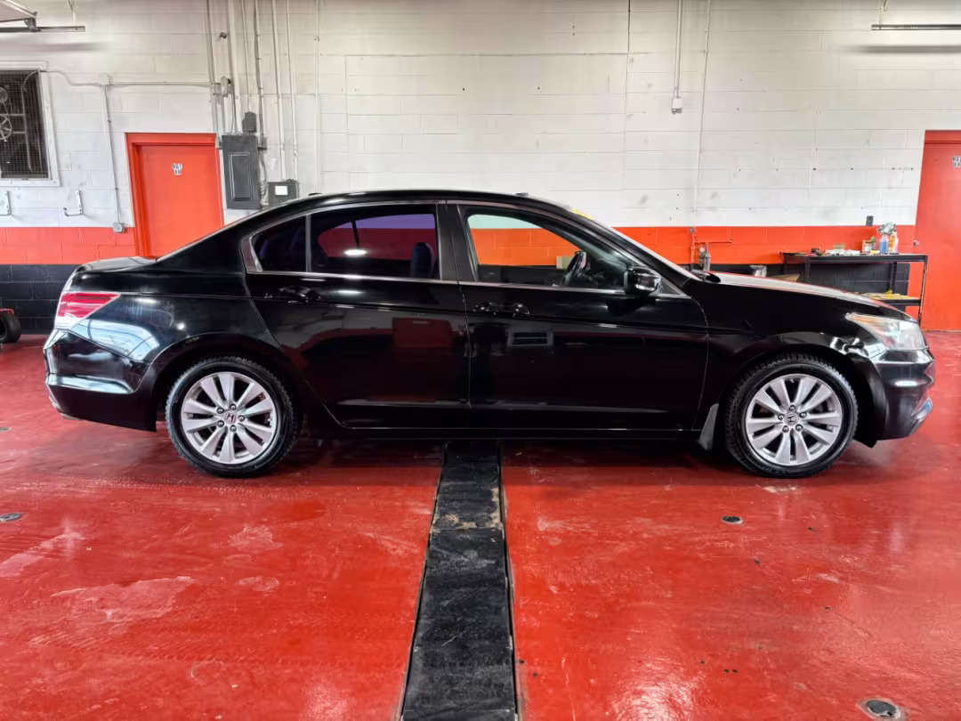 2011 Honda Accord - 1HGCP2F85BA006621 - Image #2