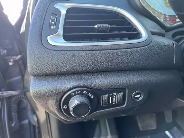 2015 Chrysler 200 - 1C3CCCAB5FN757742 - Image #15