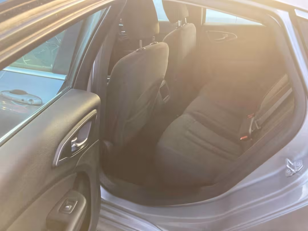 2015 Chrysler 200 - 1C3CCCAB6FN570770 - Image #10