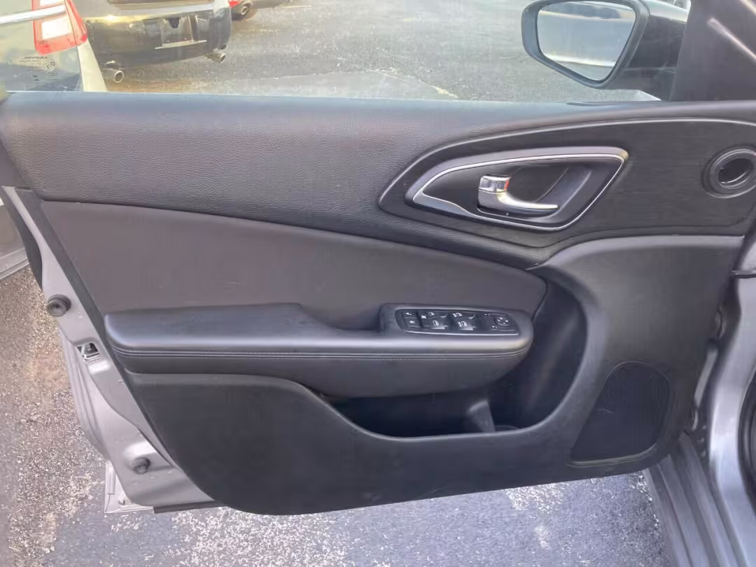 2015 Chrysler 200 - 1C3CCCAB6FN570770 - Image #5