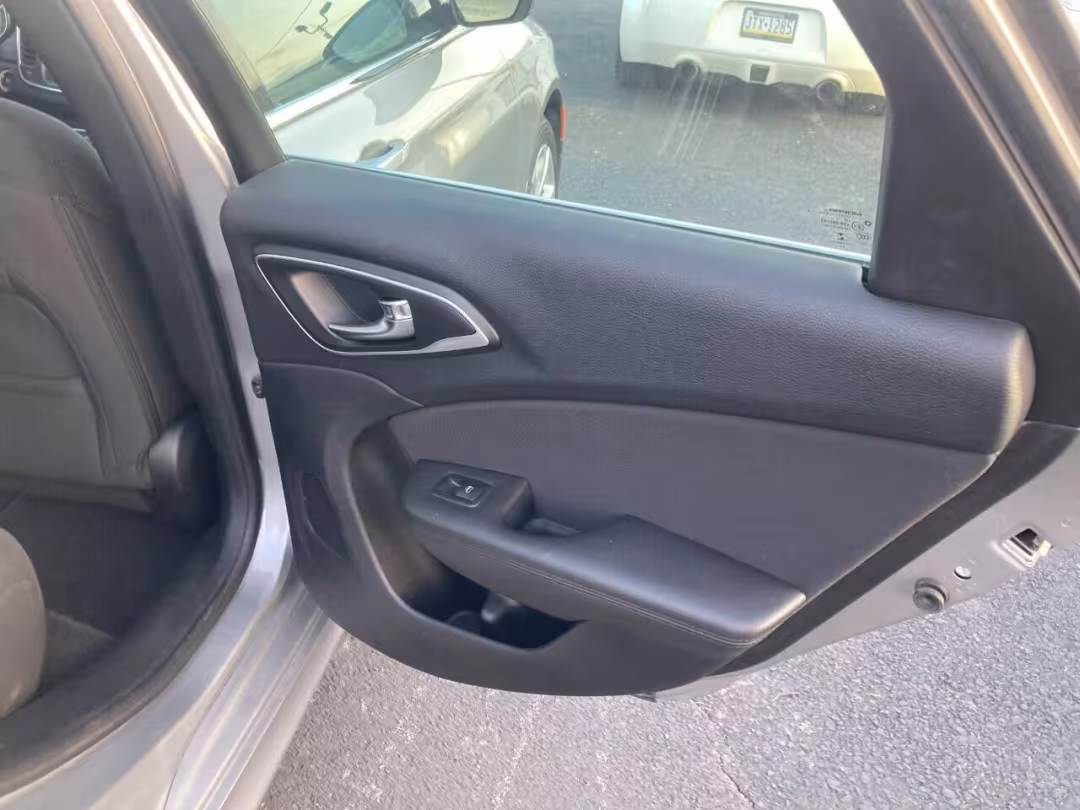 2015 Chrysler 200 - 1C3CCCAB6FN570770 - Image #7