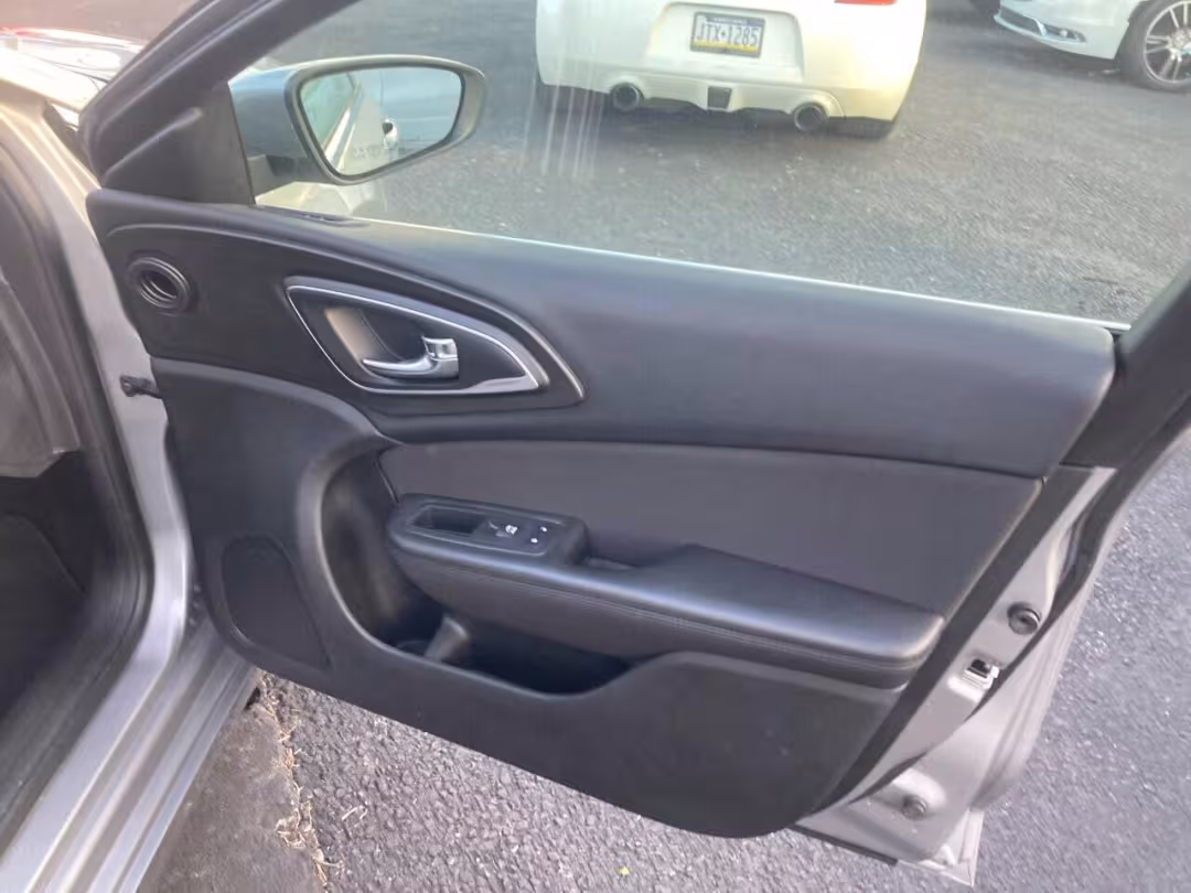 2015 Chrysler 200 - 1C3CCCAB6FN570770 - Image #8