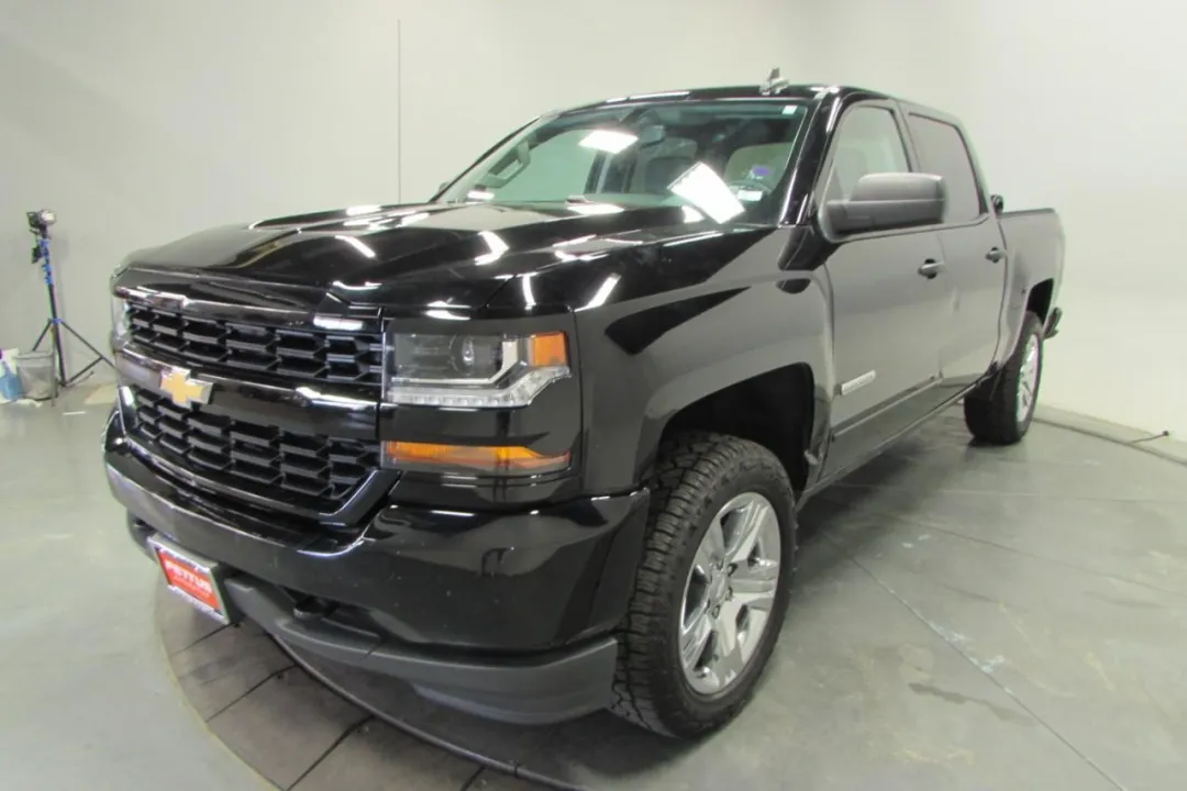 2018 Chevrolet Silverado 1500 - 3GCUKPEC3JG136546 - Image #2